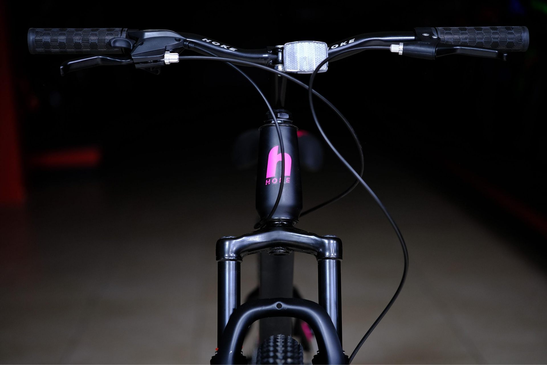 Амортизационная пружинная вилка
 HOKE Steel WAY 24 матовый чёрный-розовый